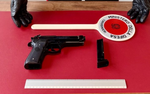 Di notte al parco cittadino con una pistola giocattolo modificata: 19enne denunciato