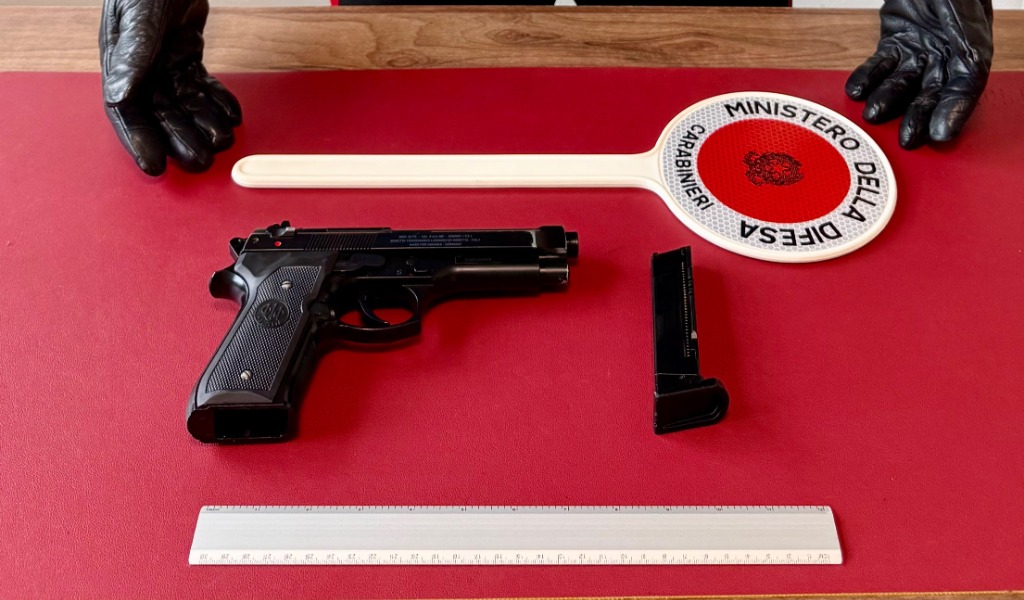 Di notte al parco cittadino con una pistola giocattolo modificata: 19enne denunciato