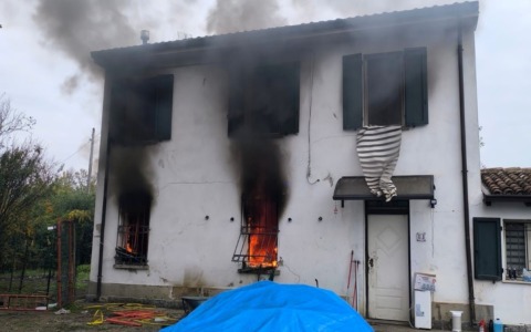 Pensionato 92enne salvato dall’incendio di casa da due vicini. Trovato senza vita il suo dobermann
