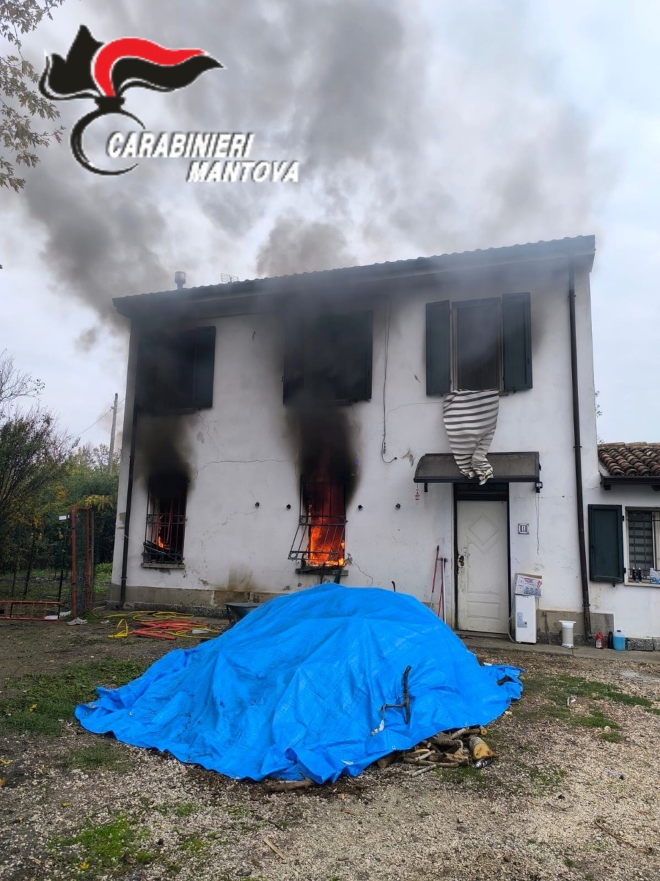 Pensionato 92enne salvato dall’incendio di casa da due vicini. Trovato senza vita il suo dobermann
