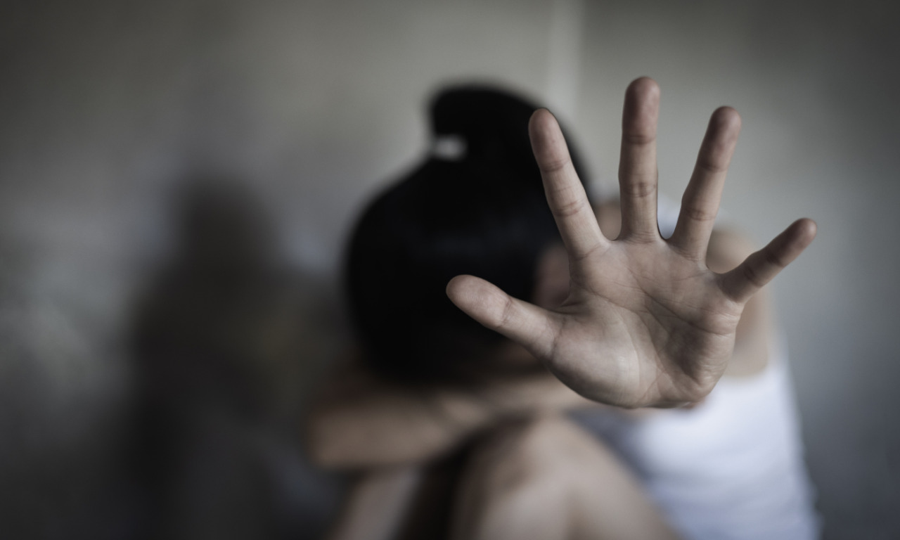 Calci e pugni all’ex compagna davanti al figlio di tre anni, 44enne arrestato a Quistello