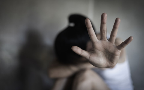Calci e pugni all’ex compagna davanti al figlio di tre anni, 44enne arrestato a Quistello