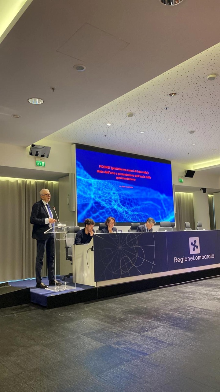 Il primario Giampietro Barai durante il proprio intervento a Milano