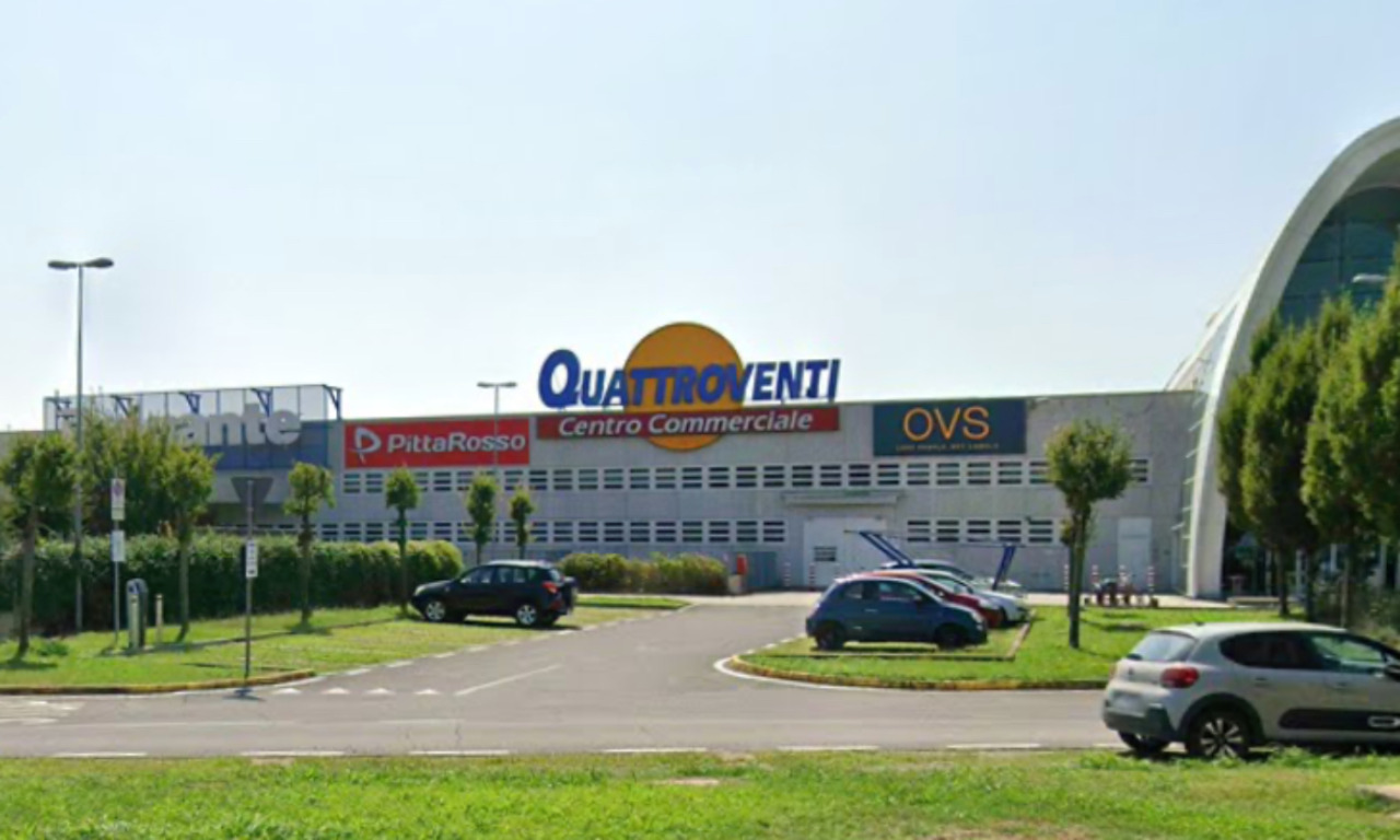 Girano armati di coltello al centro commerciale e cercano di rubare una smerigliatrice