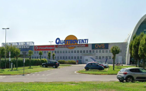 Girano armati di coltello al centro commerciale e cercano di rubare una smerigliatrice