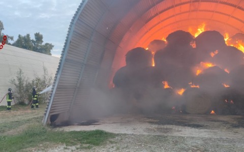 Incendio in azienda agricola a Motteggiana: in fiamme centinaia di rotoballe