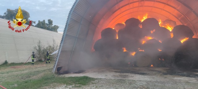 Incendio in azienda agricola a Motteggiana: in fiamme centinaia di rotoballe