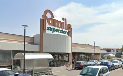Lascia un attimo la borsa sul carrello al supermercato e le rubano il portafoglio