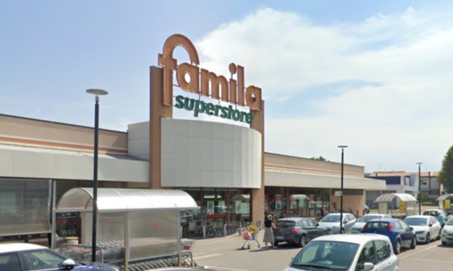Lascia un attimo la borsa sul carrello al supermercato e le rubano il portafoglio