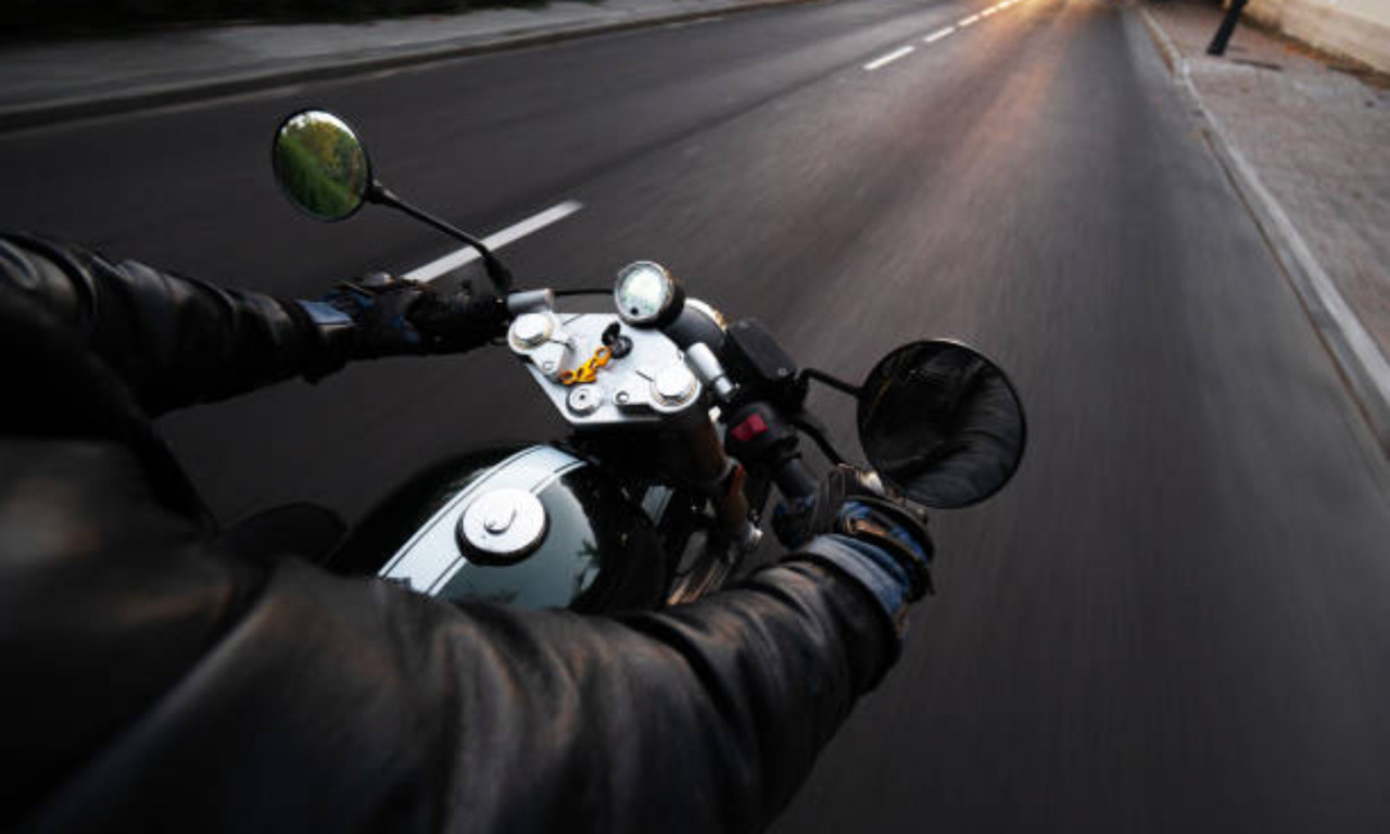 Motociclista 20enne ignora l’alt dei Carabinieri a Marmirolo e scappa, poi si ferisce da solo