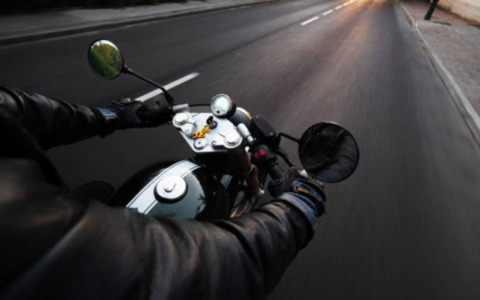 Motociclista 20enne ignora l’alt dei Carabinieri a Marmirolo e scappa, poi si ferisce da solo