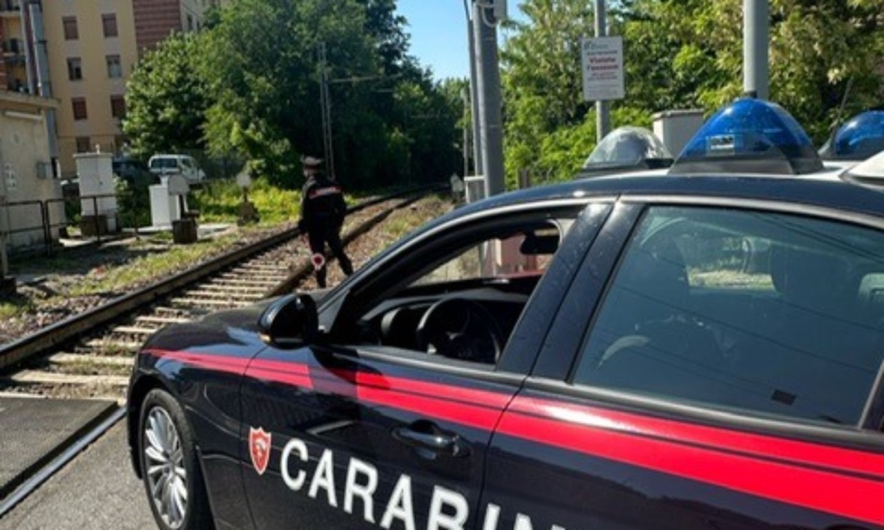 Non si ferma al passaggio a livello di Curtatone e distrugge la sbarra, 62enne denunciato