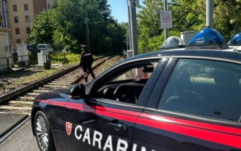 Non si ferma al passaggio a livello di Curtatone e distrugge la sbarra, 62enne denunciato