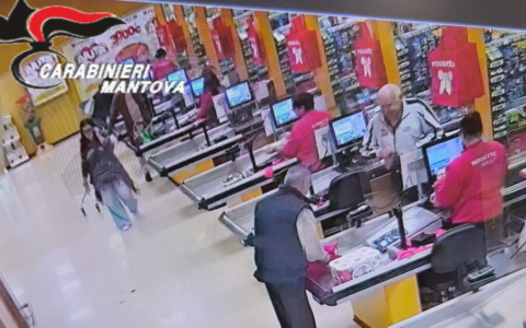 Perde i soldi della pensione al Rossetto di Marmirolo, la cassiera li trova e chiama i Carabinieri