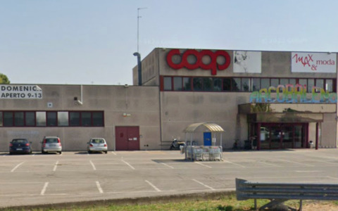 Tentano di rubare alla Coop di Sermide e minacciano il direttore: 19enne e 21enne denunciati