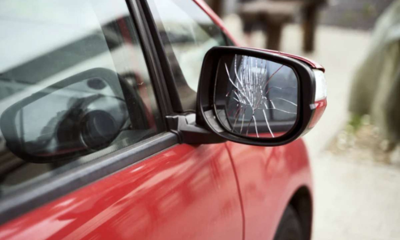 Lo accusa di avergli rotto lo specchietto dell’auto e gli chiede dei soldi, ma è una truffa