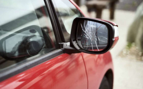 Lo accusa di avergli rotto lo specchietto dell’auto e gli chiede dei soldi, ma è una truffa