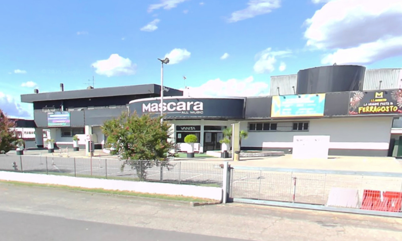 Turista conosce un ragazzo al Mascara e si allontanano in auto, poi lui lo prende a pugni e gli ruba il mezzo