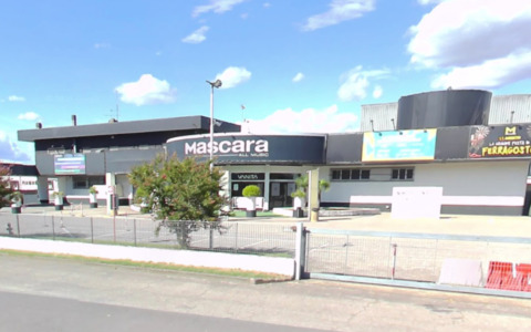 Turista conosce un ragazzo al Mascara e si allontanano in auto, poi lui lo prende a pugni e gli ruba il mezzo