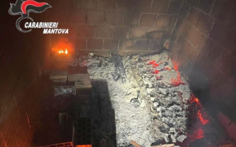 Scoppia il rogo: a fuoco un materasso (forse di un senzatetto) nella casa disabitata