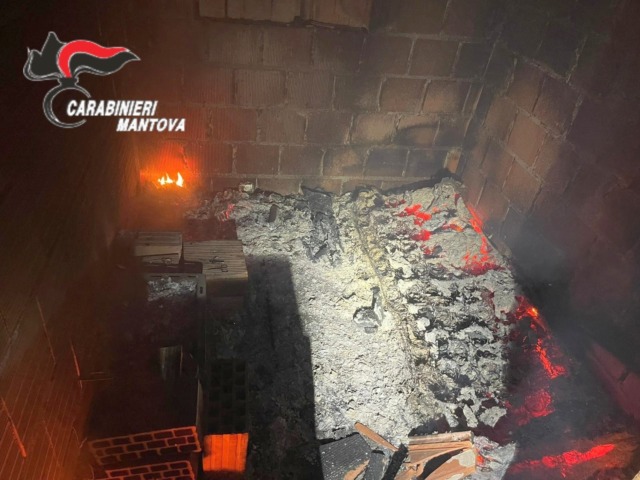 Scoppia il rogo: a fuoco un materasso (forse di un senzatetto) nella casa disabitata