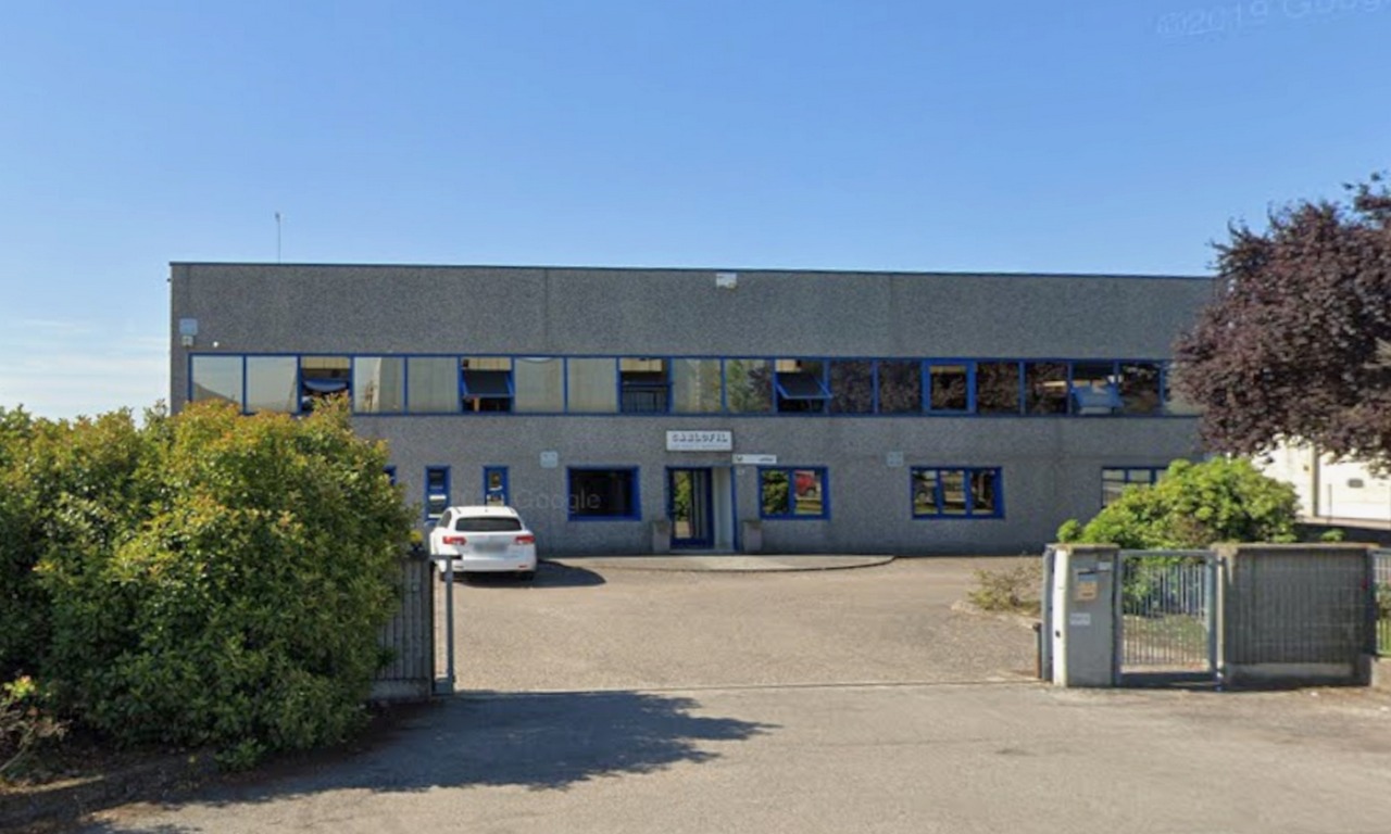 Rubano tre auto, sfondano il portone di un’azienda e si impossessano di 15 bobine di rame