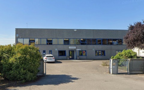 Rubano tre auto, sfondano il portone di un’azienda e si impossessano di 15 bobine di rame