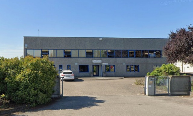 Rubano tre auto, sfondano il portone di un’azienda e si impossessano di 15 bobine di rame