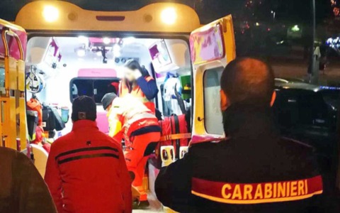 Dopo un litigio con il compagno tenta di farla finita con un mix di alcol e farmaci