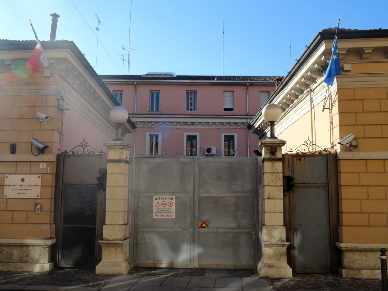 L'ingresso del carcere di Mantova, dove si trova ora rinchiuso il 44enne