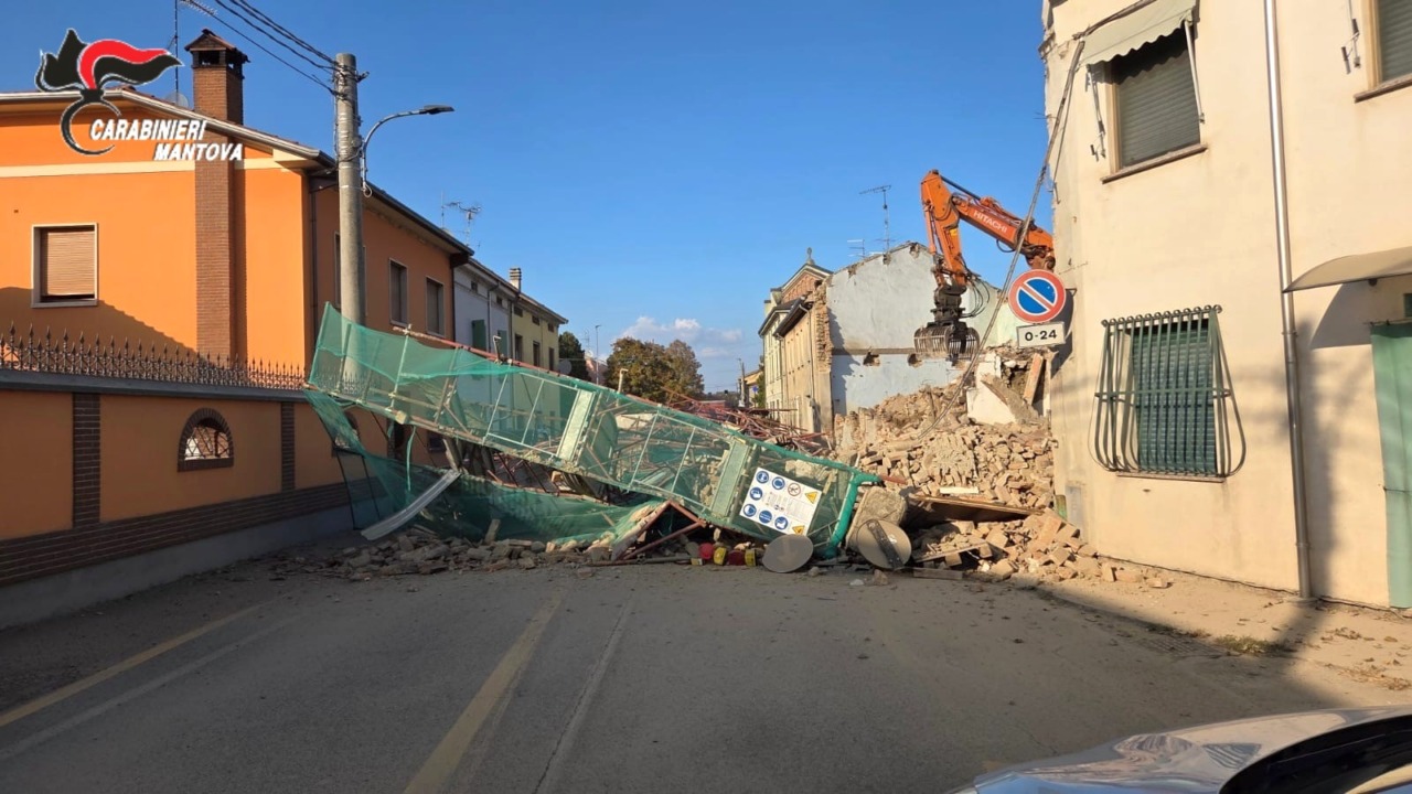 Dramma sfiorato: crolla al suolo una casa in fase di ristrutturazione