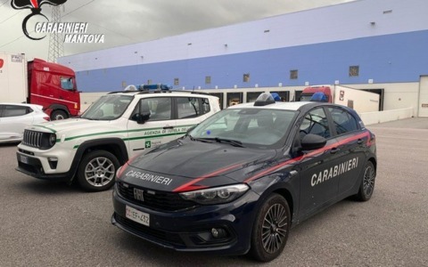 Autotrasportatore 39enne investito da un bancale di scatoloni che stava scaricando