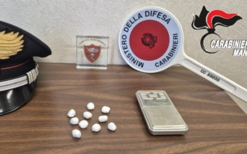 Durante un controllo tenta di disfarsi della droga e prende a pugni un Carabiniere