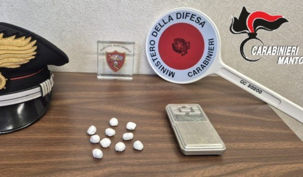 Durante un controllo tenta di disfarsi della droga e prende a pugni un Carabiniere