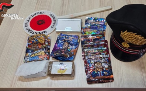 Tentano di pagare il conto dell’hotel con carte clonate: in camera anche droga e documenti falsi