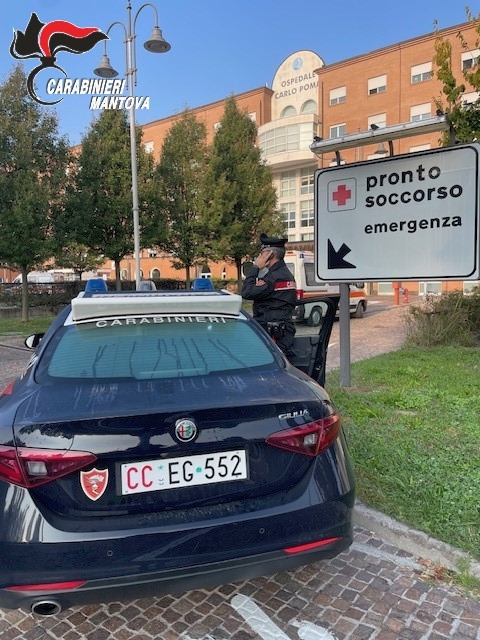 I carabinieri fuori dall'ospedale di Mantova a intervento concluso