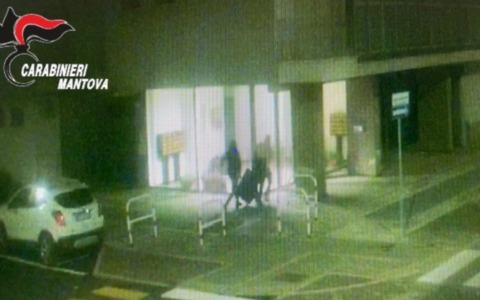 Furto di notte nel negozio di parrucchiera appena aperto: tre bloccati e denunciati