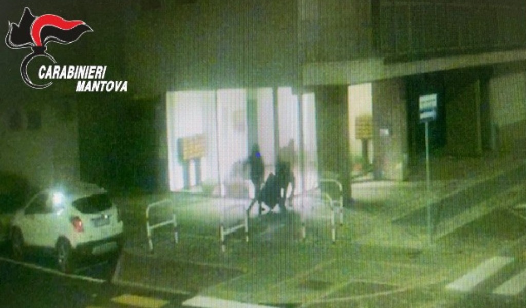 Furto di notte nel negozio di parrucchiera appena aperto: tre bloccati e denunciati