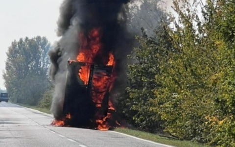 Furgone prende fuoco sulla provinciale tra San Benedetto Po e Moglia: strada chiusa