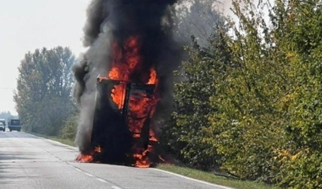 Furgone prende fuoco sulla provinciale tra San Benedetto Po e Moglia: strada chiusa