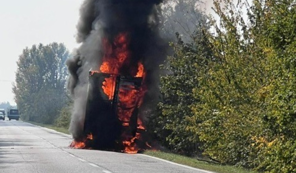 Furgone prende fuoco sulla provinciale tra San Benedetto Po e Moglia: strada chiusa