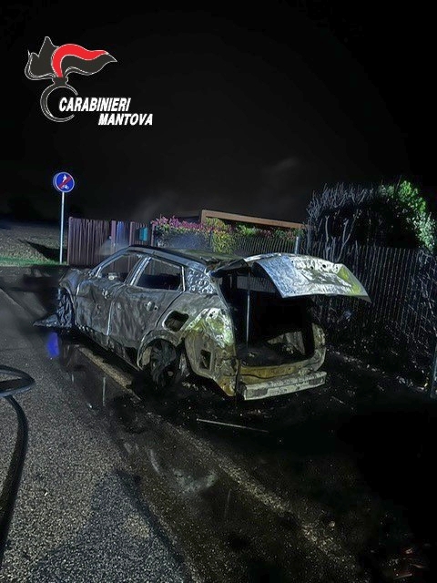 La Peugeot andata completamente bruciata nell'incendio