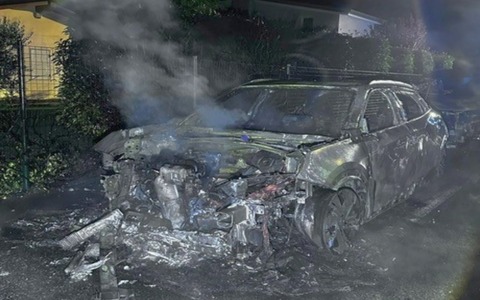 Due auto a fuoco nella notte: per ora le cause rimangono un mistero