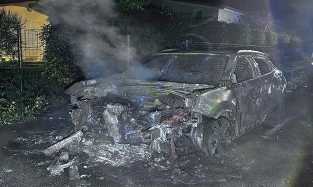 Due auto a fuoco nella notte: per ora le cause rimangono un mistero