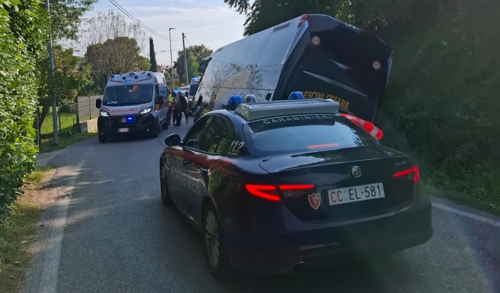 Scuolabus finisce fuori strada a Castiglione delle Stiviere: a bordo 5 bambini