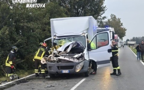 Alla guida del furgone tampona un trattore, 66enne in ospedale in elisoccorso