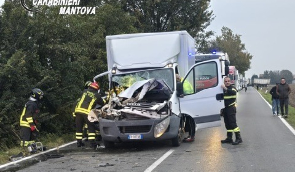 Alla guida del furgone tampona un trattore, 66enne in ospedale in elisoccorso