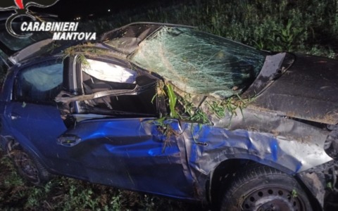 Auto fuori strada nella notte: giovane 24enne gravissimo, in ospedale in elisoccorso