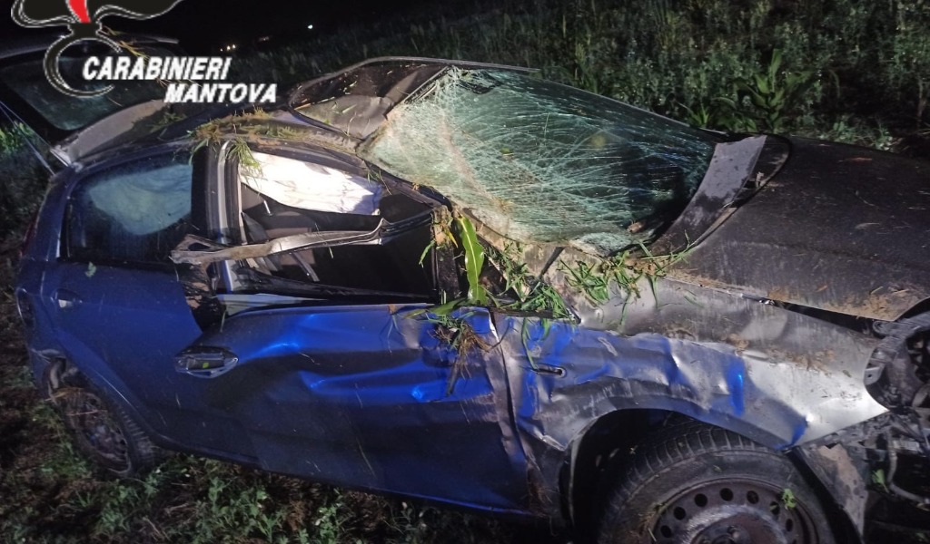 Auto fuori strada nella notte: giovane 24enne gravissimo, in ospedale in elisoccorso
