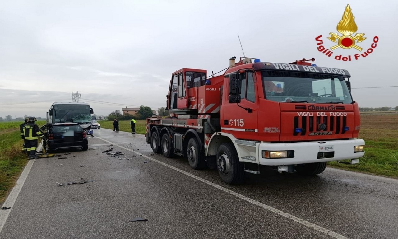 Con la Smart si schianta contro un autobus di linea: 51enne morta sul colpo